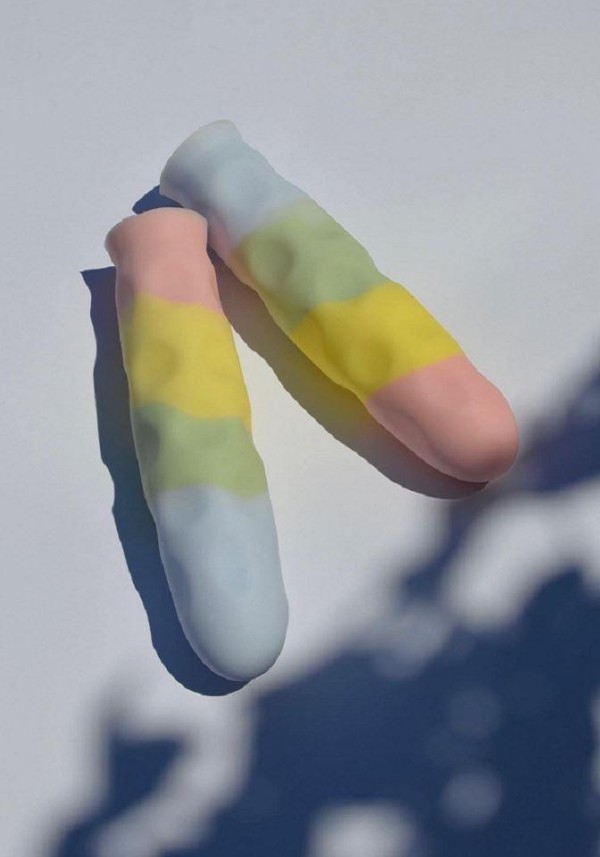 Pride Limited Edition – Dildo Design, Dekobild mit zwei farbigen Regenbogen Dildos liegend.